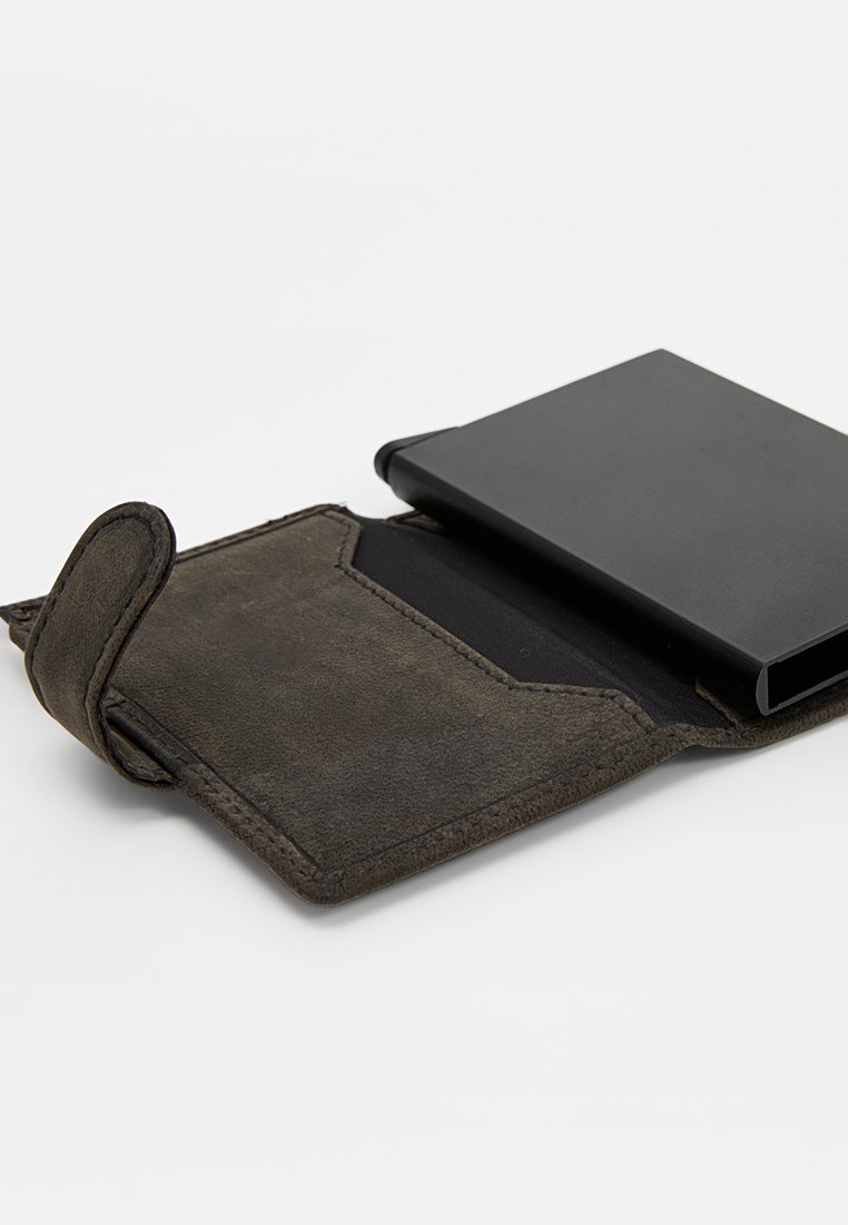 Ciemnoszara skórzana portmonetka o teksturowanym wykończeniu. Posiada czarny organizer na karty wsadzony w środek, magnetyczne zapięcie oraz szyte krawędzie.