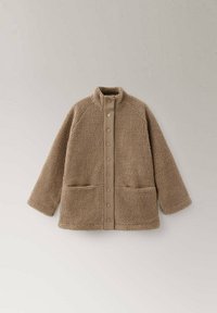 Veste polaire marron à boutons, manches longues, col montant et deux poches avant sur un fond uni.