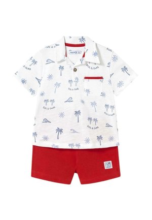 Camisa polo blanca de manga corta con estampados de sol azul y palmera, combinada con pantalones cortos rojos. Cuenta con un bolsillo rojo y un detalle de botón.