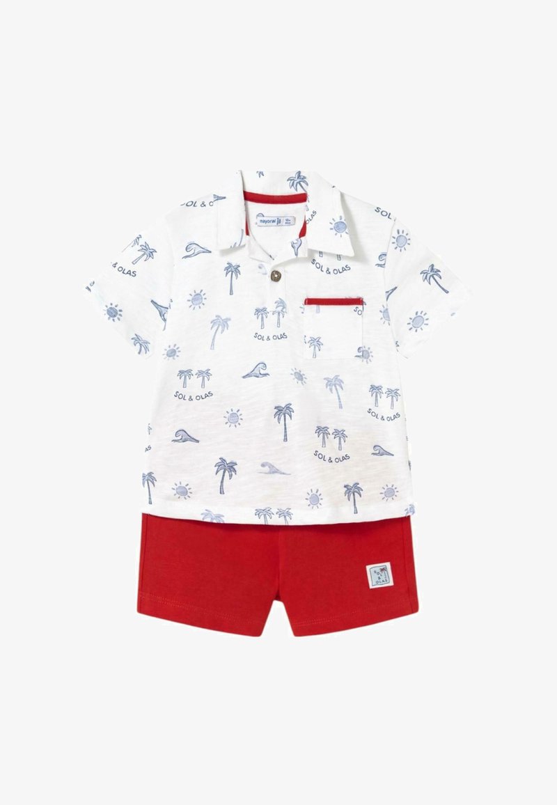 Camisa polo blanca de manga corta con estampados de sol azul y palmera, combinada con pantalones cortos rojos. Cuenta con un bolsillo rojo y un detalle de botón.