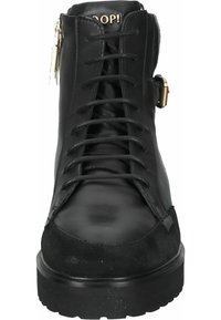 Svarta snörkängor i läder och mocka, med en kraftig plattformssula och en siddragkedja med guldtonad accent.