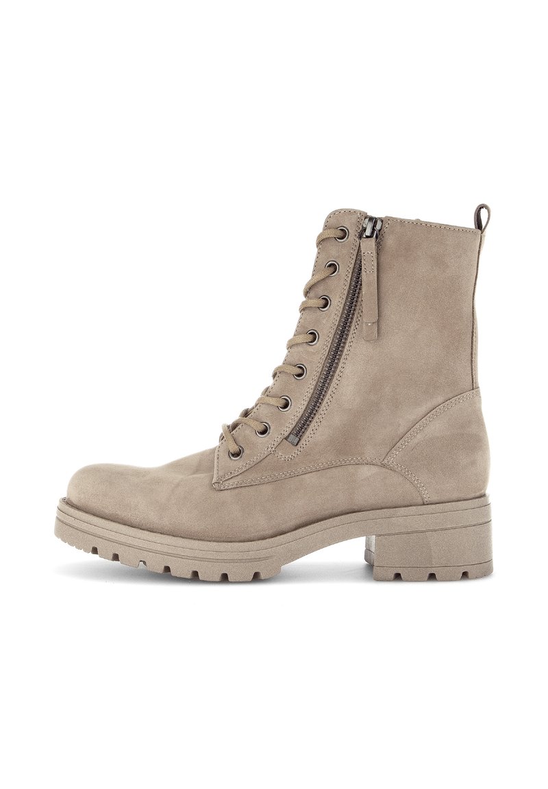 Beige suède enkellaarsjes met een ronde neus, vetersluiting aan de voorkant, zijrits en een dikke, gestructureerde zool.