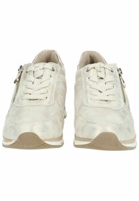 Lys beige sneakers i struktureret ruskind, med snørebånd foran, sidelås og gummisåler med grip mønster.