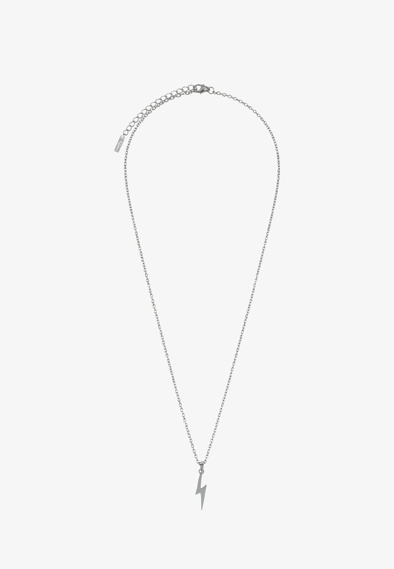 Collier chaîne en argent avec un petit pendentif en forme d'éclair et un fermoir réglable sur fond blanc.
