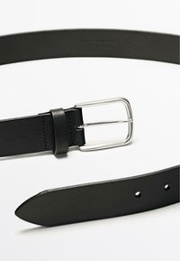 Schwarzer Ledergürtel mit einer silbernen rechteckigen Schnalle. Der Gürtel hat eine glatte Oberfläche und mehrere runde Löcher für eine verstellbare Größe.