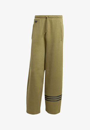 Pantalones de chándal verde oliva hechos de un material suave, con dos bolsillos laterales y un diseño de tres rayas negras en el dobladillo. Cintura con cordón.