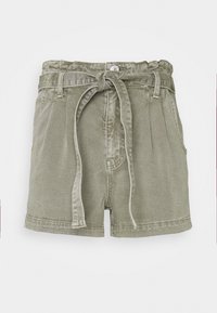 Pantalones cortos de mezcla de algodón en verde oliva con cintura con cinturón, bolsillos laterales y un ajuste relajado. Dobladillo desgastado y textura suave.