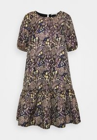 Schwarzes Blumenkleid mit kurzen Puffärmeln, gestuftem Saum und mehrfarbigem botanischem Druck mit verschiedenen Blumen- und Blattmustern.