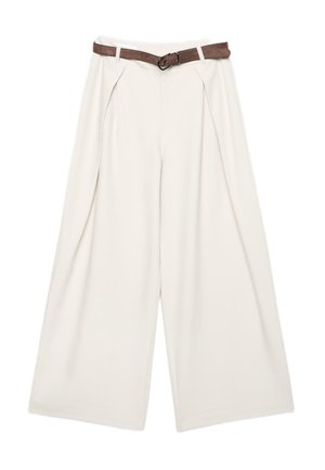 Hoch taillierte, weit geschnittene, cremefarbene Hose mit Falten und einem braunen Leder Gürtel in der Taille, flach auf weißem Hintergrund ausgebreitet.