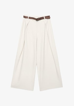 Pantalon crème taille haute à jambes larges avec plis et ceinture en cuir marron à la taille, posé à plat sur un fond blanc.