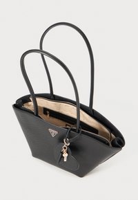 Bolsa tote preta com design estruturado, exterior texturizado, alças duplas, compartimentos interiores e um chaveiro decorativo. Logotipo em destaque.