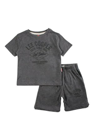 Ensemble composé d'un t-shirt gris foncé à manches courtes et d'un short à taille élastique, tous deux ornés de la marque "Lee Cooper" et de texte imprimé.