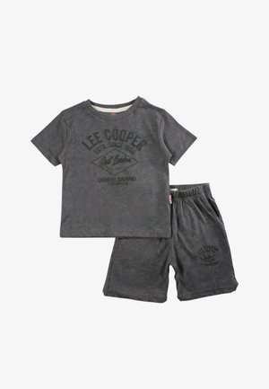 Ensemble composé d'un t-shirt gris foncé à manches courtes et d'un short à taille élastique, tous deux ornés de la marque "Lee Cooper" et de texte imprimé.