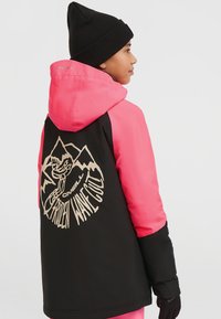 Kleurvolle skijas met een zwarte basis en roze accenten, een gouden bergafbeelding op de achterkant en een capuchon. Textuurstof met een sportief ontwerp.