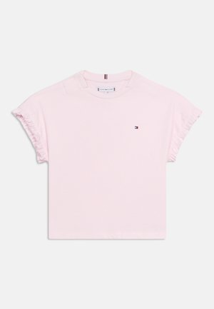 T-shirt rose clair à manches courtes avec détails à volants sur les manches, col rond, et petit logo Tommy Hilfiger sur le côté gauche de la poitrine.