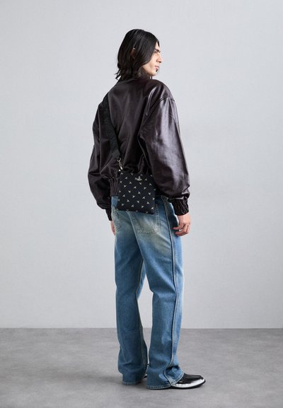 Vivienne Westwood SQUIRE SQUARE CROSSBODY UNISEX - Borsa a tracolla - black