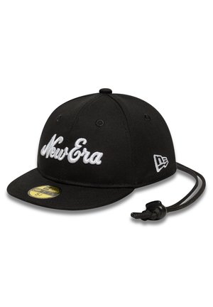 Casquette noire New Era avec logo brodé blanc à l'avant et sur le côté, équipée d'une sangle réglable à cordon à l'arrière.