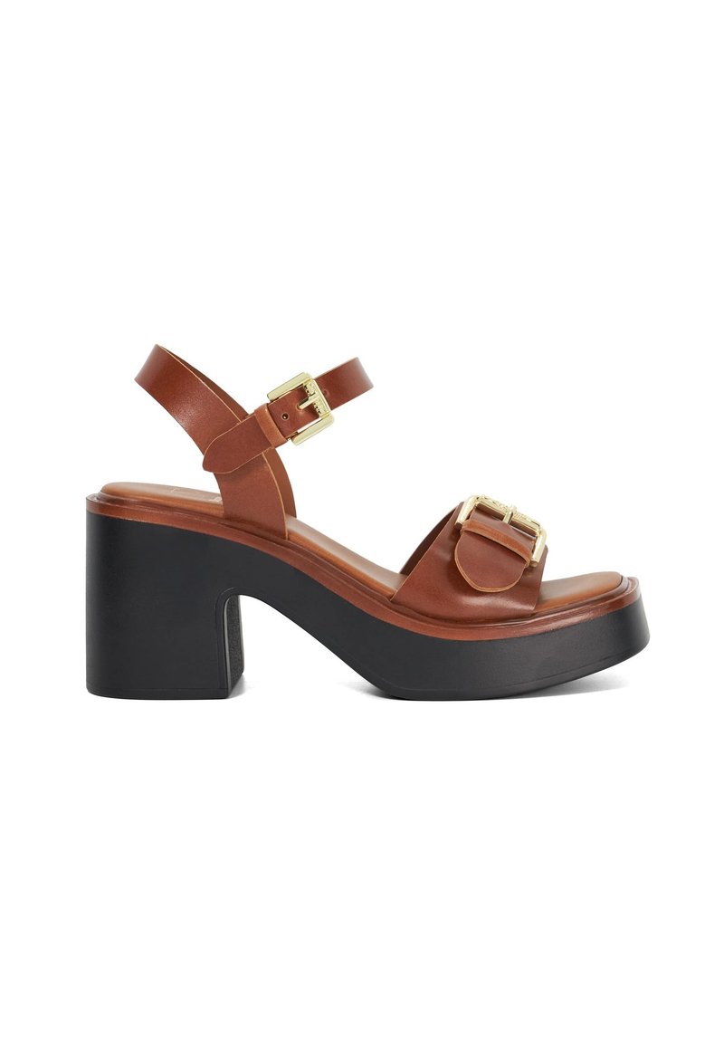 Bruine leren platform sandalen met verstelbare enkelbandjes, gouden gespen en een dikke zwarte hak. Gladde oppervlakte met een afgeronde tekening.