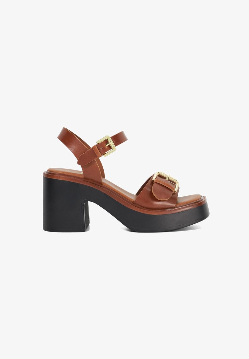 Bruine leren platform sandalen met verstelbare enkelbandjes, gouden gespen en een dikke zwarte hak. Gladde oppervlakte met een afgeronde tekening.