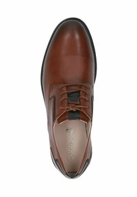 Chaussure en cuir marron avec une finition lisse, design à lacets, accents noirs sur les côtés et bout arrondi. Présente une semelle intérieure de marque.