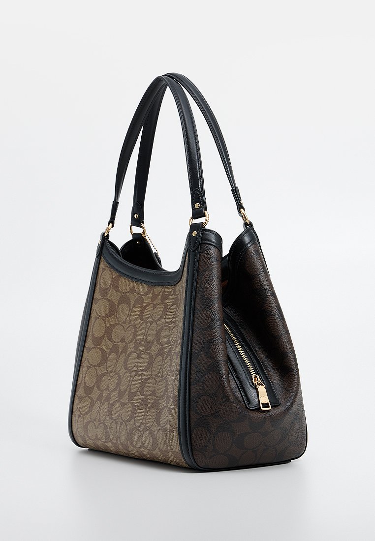 Borsa a mano in pelle marrone e nera con doppio manico, corpo in tela stampata, dettagli in oro e una tasca con cerniera laterale.