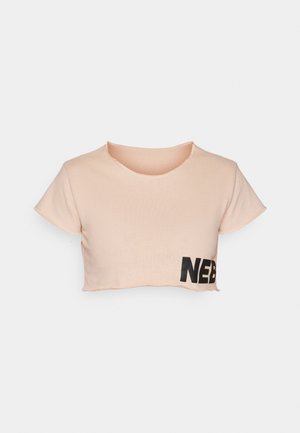 Camiseta curta de cor rosa clara, feita de algodão suave. Apresenta mangas curtas e uma impressão preta "NEB" no canto inferior esquerdo. Decote arredondado.