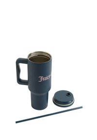 Tazza da viaggio isolata blu con finitura testurizzata, manico curvo, lettering rosa, coperchio removibile e cannuccia riutilizzabile abbinata inclusa.