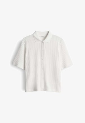 Weißes kurzärmliges Hemd mit Knopfleiste, gerippter Textur und spitzem Kragen, auf weißem Hintergrund dargestellt.