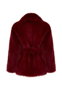 Abrigo de piel sintética burdeos con un gran cuello, cintura con cinturón y textura suave. Presenta mangas largas y un silueta relajada.