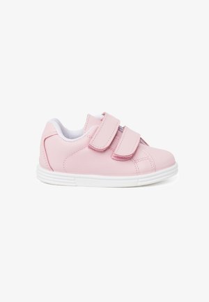 Baskets synthétiques roses avec deux bandes Velcro, semelle en caoutchouc blanche, bout arrondi et col rembourré pour le confort. Design simple, sans motifs.