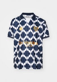 Marinblå och vit kortärmad polo t-shirt med geometriskt mönster, prydd med en guldig logotyp och texten "On Vacation CLUB" på framsidan.