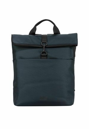 Sac à dos en tissu bleu foncé avec poignée noire, poche avant zippée et rabat supérieur sécurisé par une boucle noire et une fermeture éclair.