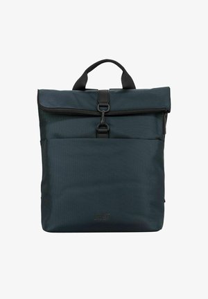 Sac à dos en tissu bleu foncé avec poignée noire, poche avant zippée et rabat supérieur sécurisé par une boucle noire et une fermeture éclair.