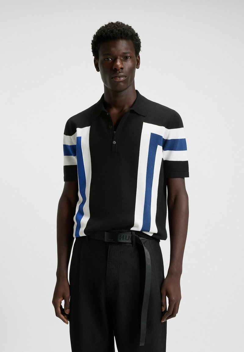 Sort polo shirt med blå og hvide lodrette striber, korte ærmer og krave, med knaplukning og et struktureret stof.