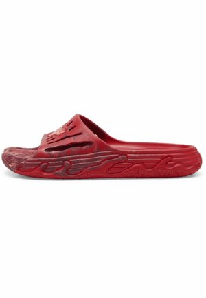 Sandale slide rouge avec motifs de flammes et de vagues, dotée d’un bout ouvert, d’une semelle texturée et d’une bride supérieure ventilée.