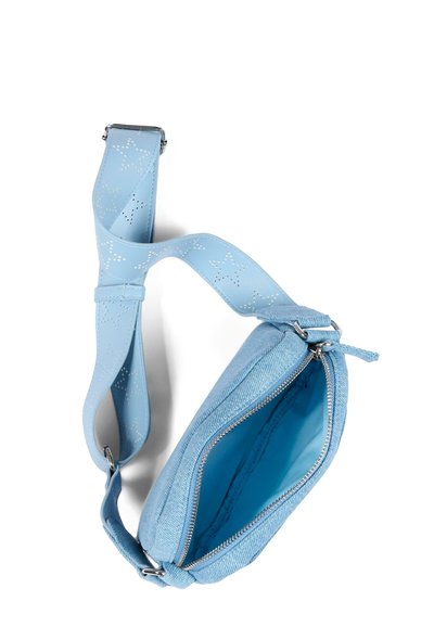 Sac bandoulière en tissu bleu clair avec une large sangle ornée de motifs d'étoiles perforées, ouvert pour montrer l'intérieur vide.