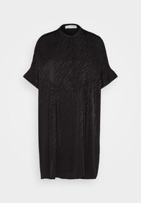 Abito camicia nero realizzato in tessuto morbido con un sottile motivo ondulato, maniche corte, chiusura a bottoni e vestibilità morbida.