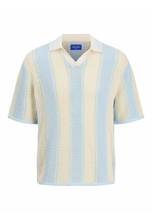 Strik polo t-shirt i pastelsky blå og creme striber. Har korte ærmer, en V-hals med en kontrasterende krave og et løst struktureret væv.