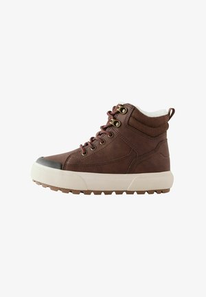 Brauner High-Top-Sneaker mit weißer dicker Sohle, vorderer Schnürung, gepolstertem Knöchelkragen und verstärkter Zehenkappe, seitlich auf weißem Hintergrund betrachtet.