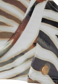 Bruin en crème gemêleerde stof met golvende strepen, voorzien van een klein metalen logoaccent dat in de naad is genaaid. Gladde textuur.