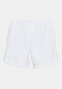 Pantalones cortos deportivos blancos con una banda elástica en la cintura, textura suave y sin patrones ni acentos visibles. Corte por encima del muslo.