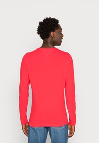 Tommy Hilfiger SLIM FIT LONG SLEEVE TEE - Camisola de manga comprida - red alert