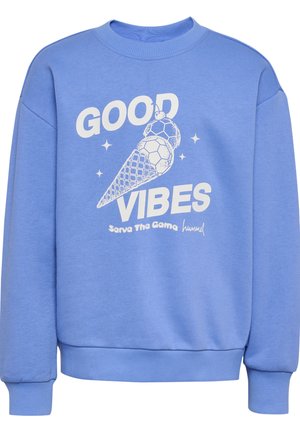 Jasnoniebieska bluza z białym nadrukiem przedstawiającym rożek lodów zrobiony z piłek nożnych oraz tekstem "GOOD VIBES Serve The Game hummel".