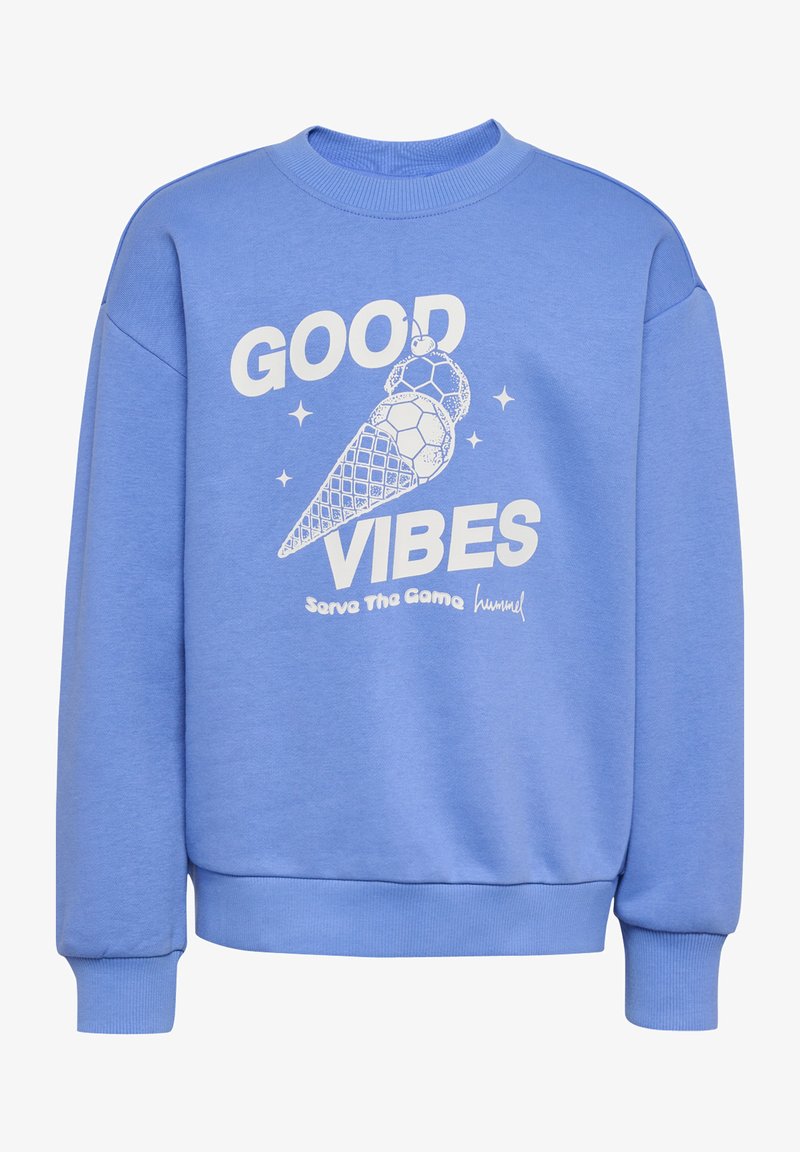 Jasnoniebieska bluza z białym nadrukiem przedstawiającym rożek lodów zrobiony z piłek nożnych oraz tekstem "GOOD VIBES Serve The Game hummel".