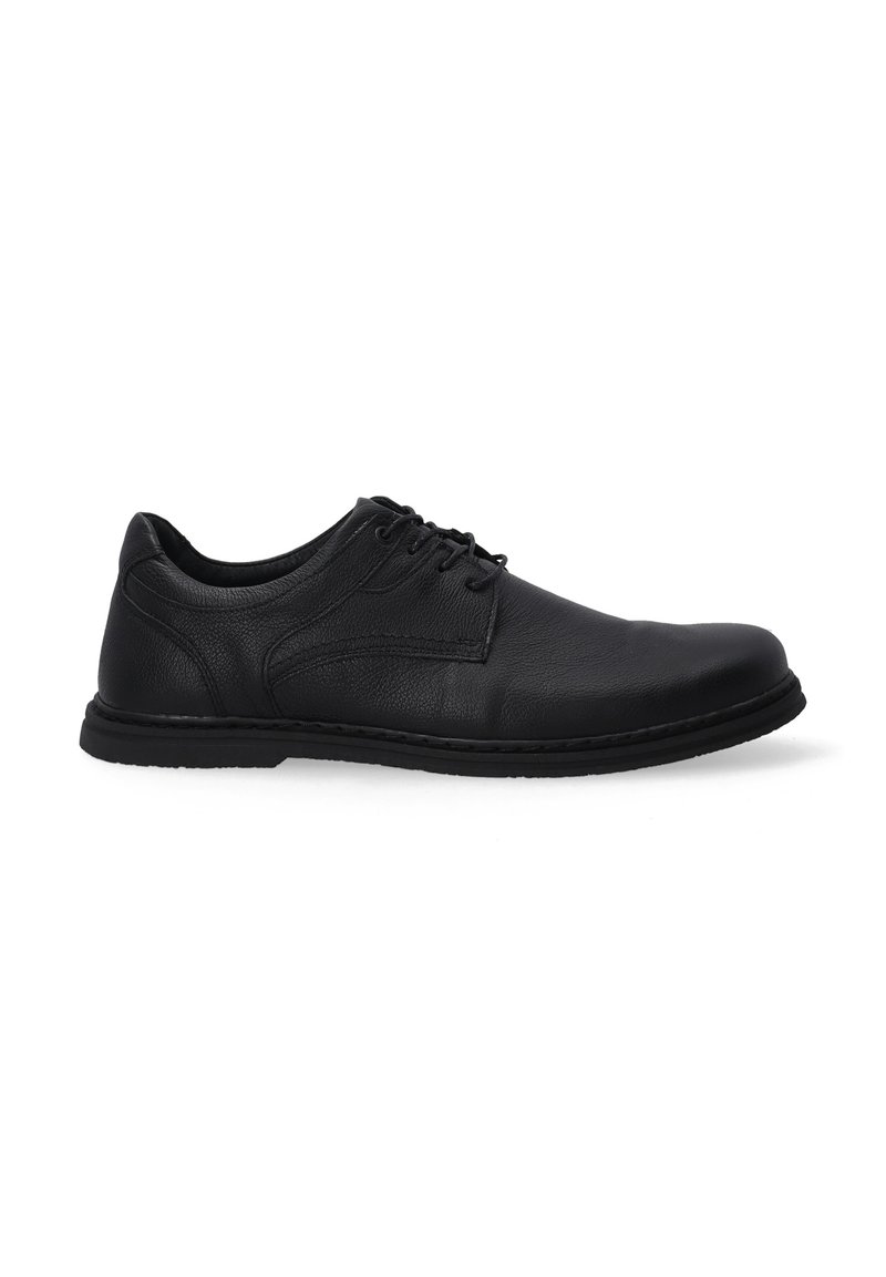 Zwarte leren schoenen met een gladde textuur, ronde neus en vetersluiting. Voorzien van een stevige zwarte rubberen zool en minimale stiksels.