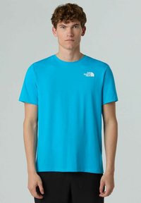 T-shirt azzurro chiaro a maniche corte realizzato in tessuto liscio. Presenta un piccolo logo bianco sul lato sinistro in alto. Collo leggermente arrotondato.