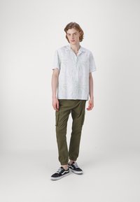 Selected Homme SLHRELAXSUN SHIRT RESORT - Marškiniai - bok choy aop:leaves aop