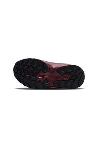 Suela de zapatilla de trail running en goma negra con surcos profundos para tracción, con una sección superior en color burdeos y detalles de superficie texturizada.