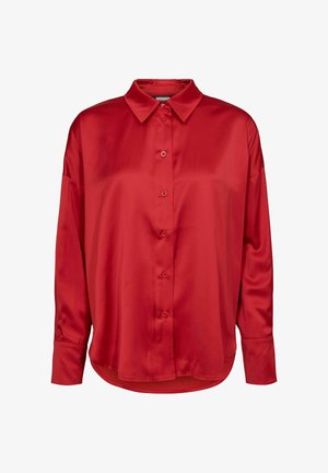 Rotes Satin-Hemd mit Knopfleiste, spitzen Kragen, langen Ärmeln und abgerundetem Saum. Es hat eine glatte Textur und einen glanzvollen Finish.