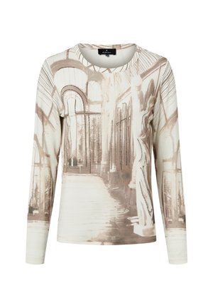 Haut beige à manches longues avec un imprimé architectural en ton sépia représentant des fenêtres en arc et des statues, orné de petits clous décoratifs le long de certaines contours.